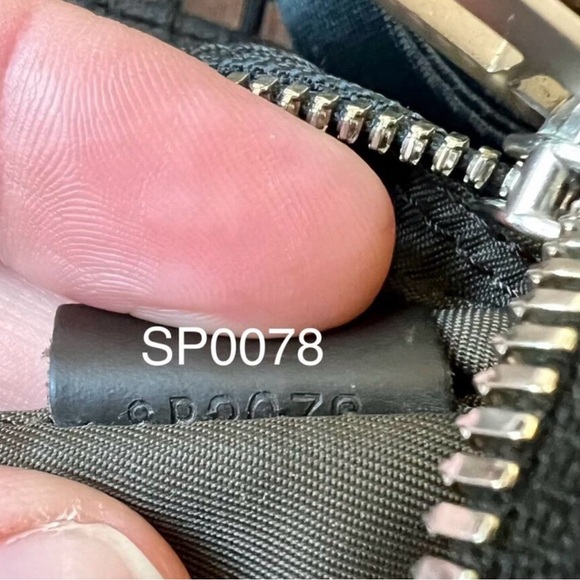 Louis Vuitton Black Unisex Crossbody Bag - Picture 8 of 8